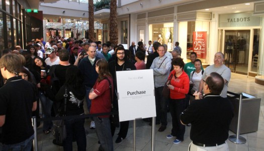 Millenia Mall Shoppers Line Up For I Pad 3